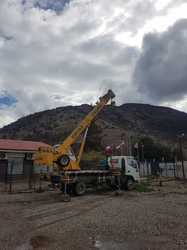 Grua pluma para 8 toneladas montada sobre chasis Jac excelente estado