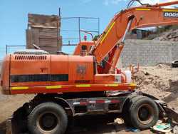EXCAVADORA NEUMATICA DOOSAN SOLAR 220 AÑO 2008 5800 HORAS