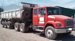 Camión Tracto Freightliner FL 80 + Batea 20 m3 Año 1997 458180 Kms